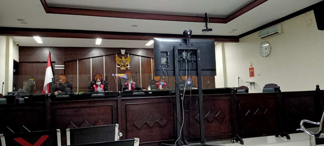 MASIH PROSES: Majelis Hakim Pengadilan Negeri Jember kembali menyidangkan kasus penipuan yang mengatasnamakan Mantan Kapolri Badrodin Haiti, kemarin (19/8).