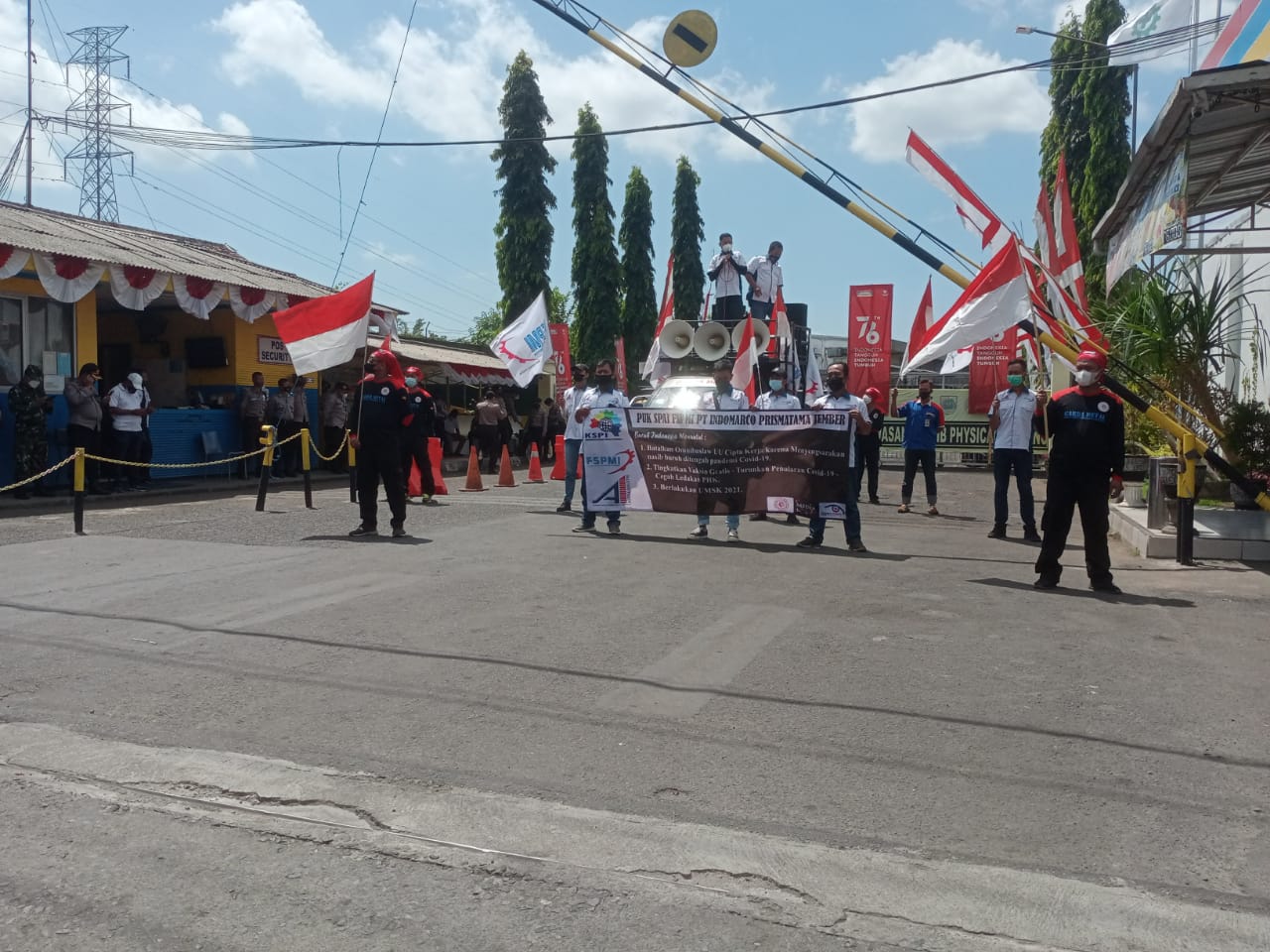 SERUKAN TUNTUTAN: Sejumlah orang saat menggelar aksi di sekitar kompleks perusahaan di Jalan Piere Tendean, Kelurahan Karangrejo, Kecamatan Sumbersari, kemarin (25/8).