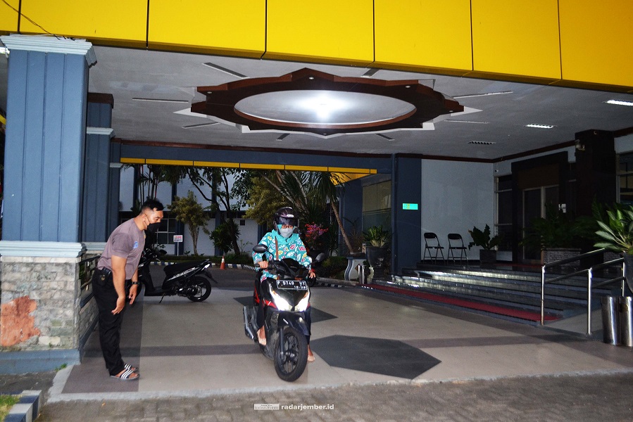 SEPI: Aktivitas di depan kantor Rektorat Unej masih lengang, kemarin. Aktivitas pembelajaran masih berlangsung daring, dan pegawai yang bekerja di kantor hanya 25 persen dari jumlah keseluruhan.