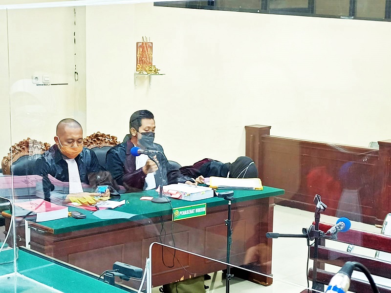 TAHAP BERLANJUT: Suasana sidang lanjutan kasus korupsi Pasar Manggisan yang berlangsung daring dan luring.