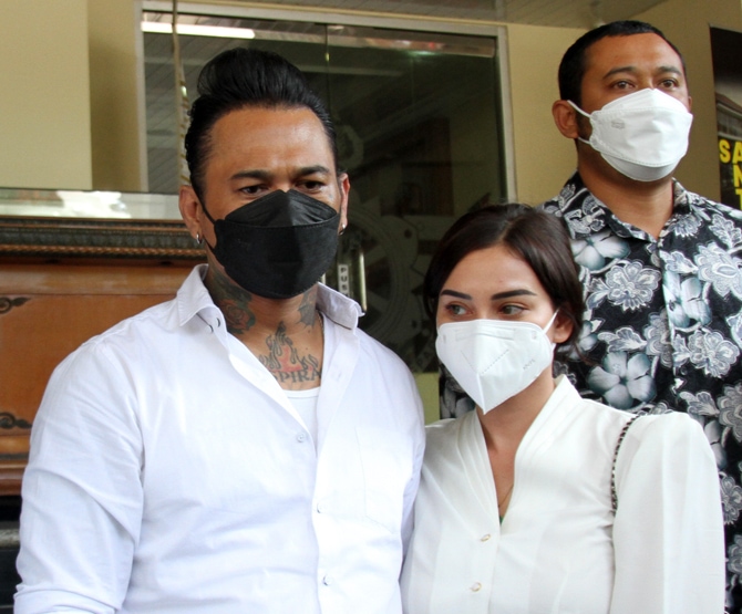 Musisi I Gede Ari Astina didampingi Istirinya Nora Alexandra memenuhi panggilan Polda Metro Jaya (Source: Dery Ridwansah/ Jawapos.com)