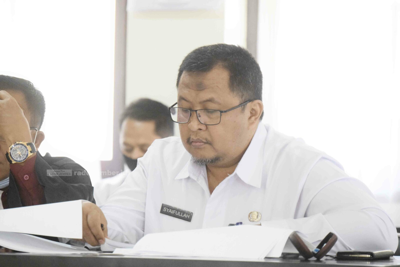 BERLANJUT: Mantan Sekda Bondowoso Syaifullah ketika menjalani sidang pidana umum di PN Bondowoso, beberapa bulan lalu. Kini, gugatannya di PTUN Surabaya masih terus berlanjut.