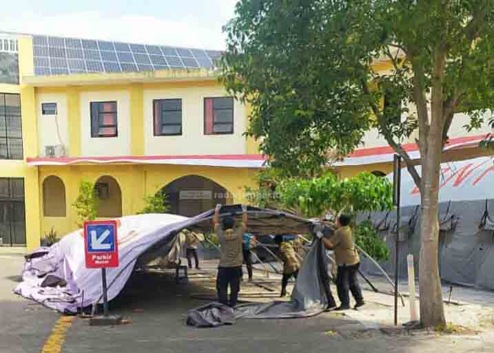 SISA SATU: Tenda darurat yang ada di RSUD dr Koesnadi Bondowoso dibongkar. Kini, tersisa satu tenda yang dipersiapkan apabila kasus aktif Covid-19 melonjak.
