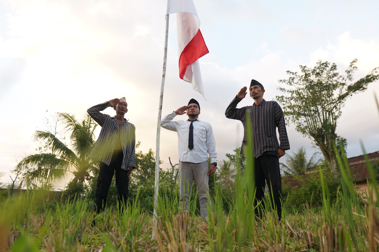 ANTUSIAS: Sejumlah warga ketika melakukan hormat bendera dalam rangka peringatan HUT Republik Indonesia, kemarin (17/8).