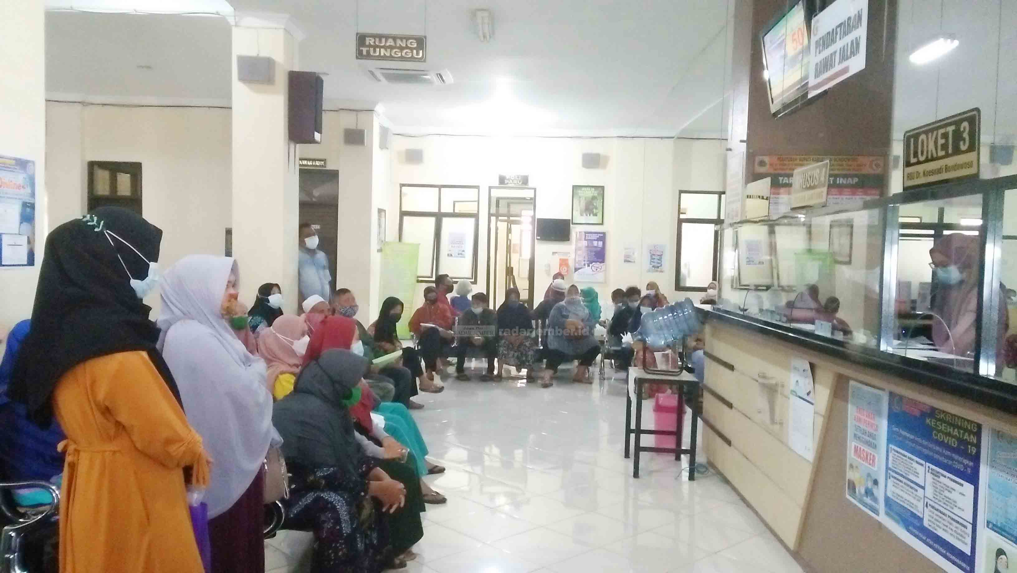 ANTRE: Kondisi ruang tunggu poliklinik rawat jalan di RSU dr Koesnadi Bondowoso sebelum penerapan PPKM level 4.