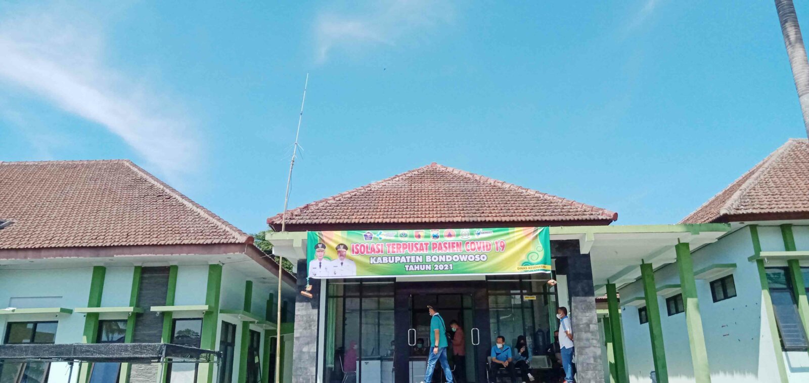 SUDAH SIAP: Sejumlah petugas ketika menyiapkan tempat isolasi terpusat di eks Klinik RS Paru Bondowoso.