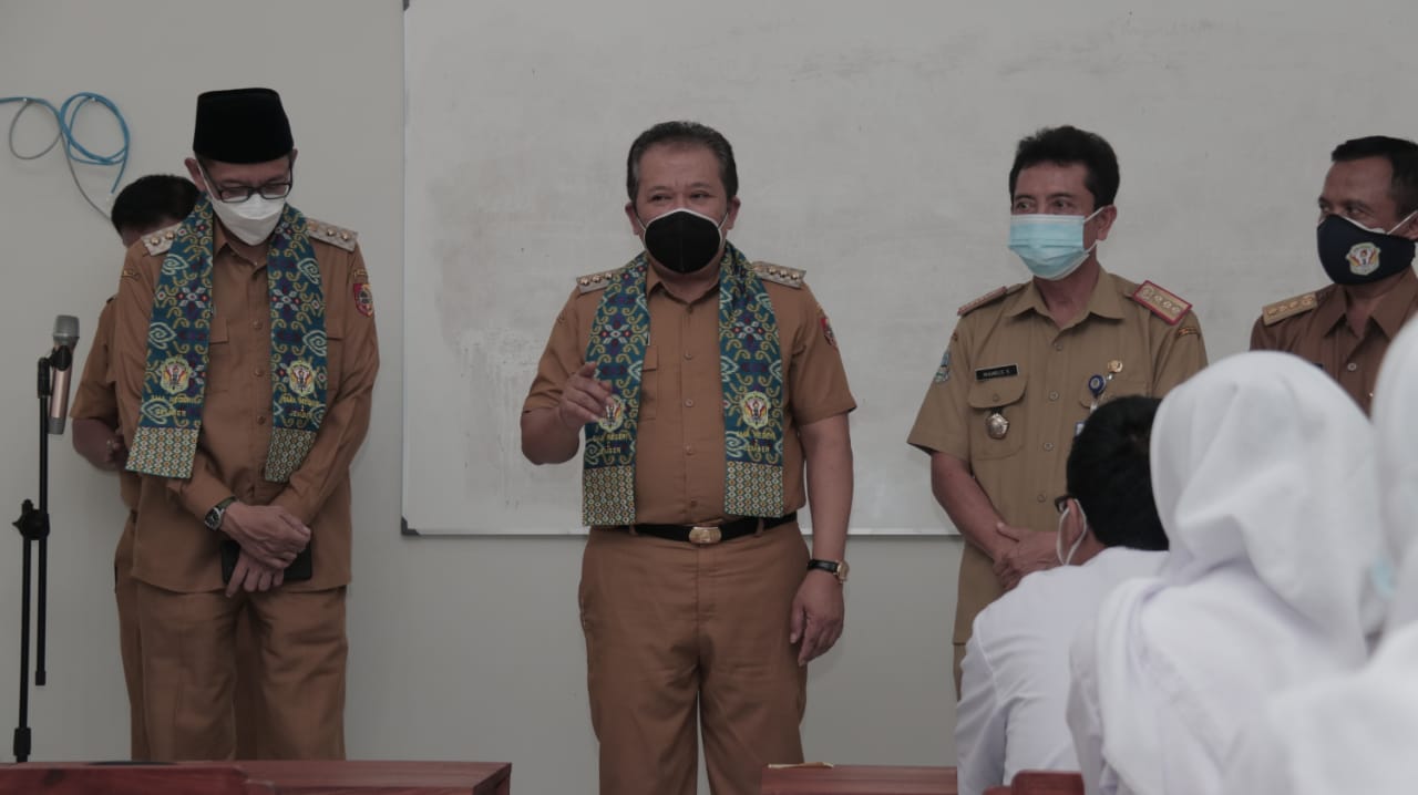 SIDAK: Bupati Jember Hendy Siswanto dan Wakil Bupati MB Firjaun Barlaman saat meninjau pembelajaran tatap muka yang dilaksanakan di tiga sekolah, kemarin (23/8) pagi. Di antaranya SMKN 2 Jember, SMA 2 Jember, dan SMAN Ambulu.