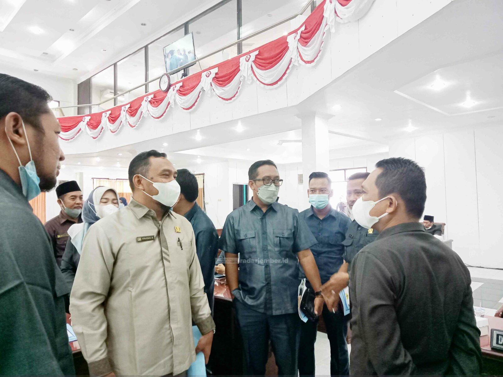 DISKUSI: Bupati Lumajang Thoriqul Haq saat menemui beberapa anggota dewan di ruang paripurna. Ada banyak hal yang didiskusikan dalam pertemuan singkat tersebut. Terutama meyakinkan untuk bisa melakukan pembangunan bersama-sama.