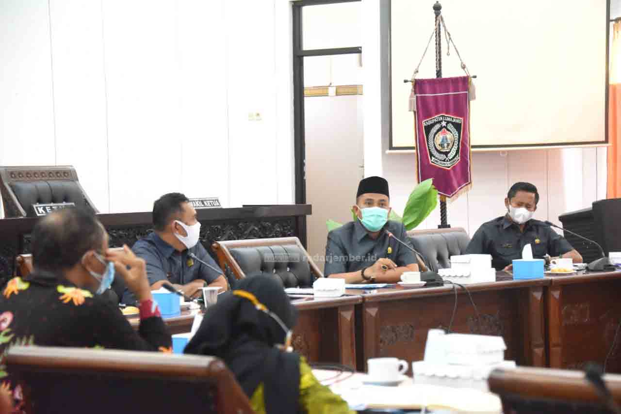 TERUNGKAP: Komisi D DPRD Lumajang saat menggelar rapat kerja bersama Dinas Kesehatan (Dinkes) Lumajang, Rumah Sakit Umum Daerah (RSUD) dr Haryoto, dan Rumah Sakit Djatiroto, Selasa (10/8) kemarin, terkait penanganan pasien isolasi mandiri.