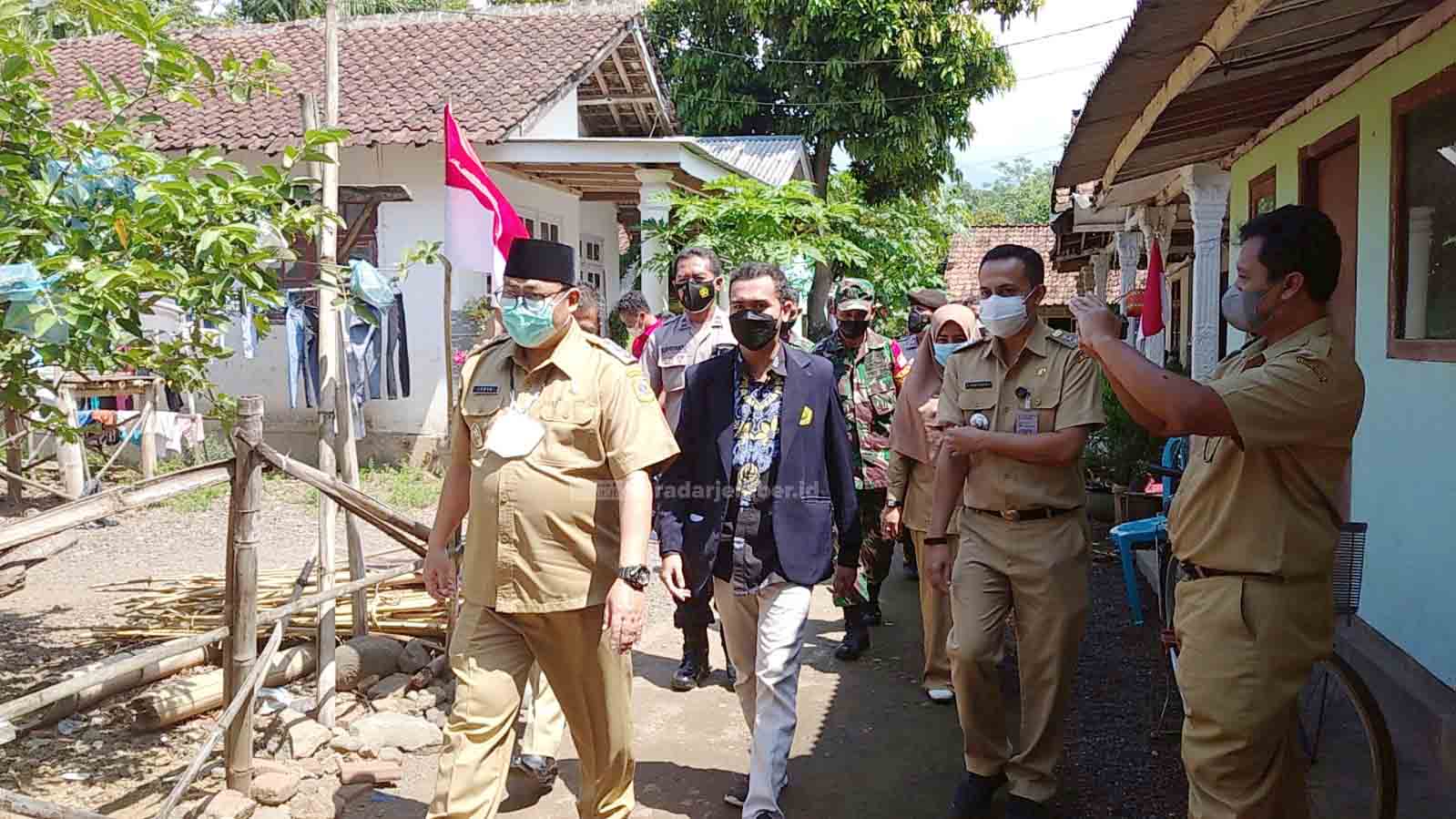 BIKIN TEROBOSAN: Wakil Bupati Bondowoso Irwan Bachtiar Rahmat ketika mengunjungi Rumah Pintar di Desa Penambangan, Kecamatan Curahdami.