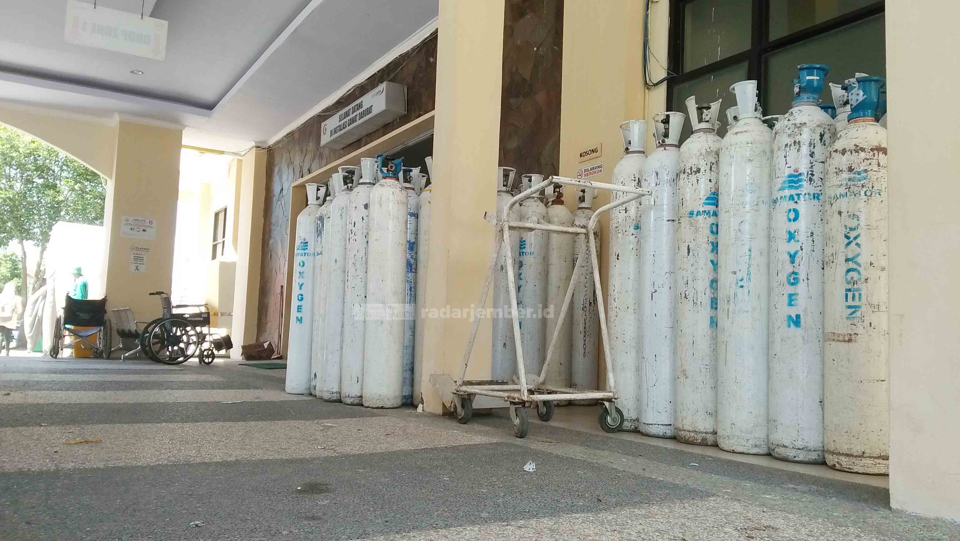 DATANG LAGI: Puluhan tabung oksigen yang berada di depan Instalasi Rawat Darurat (IRD) RSU dr Koesnadi. Rumah sakit tersebut mendapatkan 25 tabung oksigen tambahan dari Dinas Kesehatan Provinsi Jawa Timur.