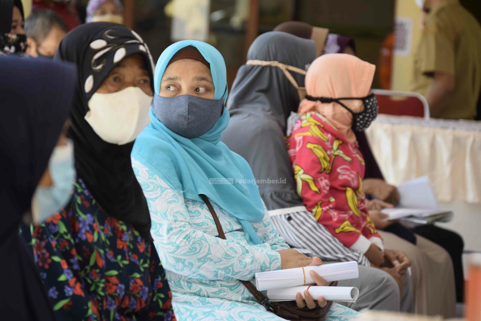 TUNGGU PANGGILAN: Para penerima bantuan PKH ketika mengantre di Pendapa Kecamatan Kota Bondowoso, kemarin (23/8).