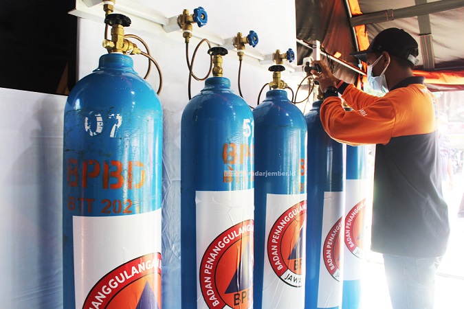 FOKUS: Rino, salah seorang anggota Badan Penanggulangan Bencana Daerah (BPBD) Jawa Timur, saat menyiapkan sejumlah peralatan isi ulang oksigen di kantor Badan Koordinasi Wilayah (Bakorwil) V Jawa Timur di Jalan Kalimantan, Kelurahan/Kecamatan Sumbersari,