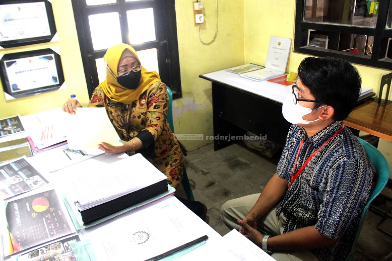 ISNEIN PURNOMO/RADAR JEMBER TELITI: Kepala Bidang Pemberdayaan Usaha Ekonomi Desa Dinas Pemberdayaan Masyarakat Desa Jawa Timur Endah Binawati (kiri) saat melakukan penilaian kepada salah seorang anggota BUMDes Karya Mandiri, Desa Balung Kulon, kemarin (2
