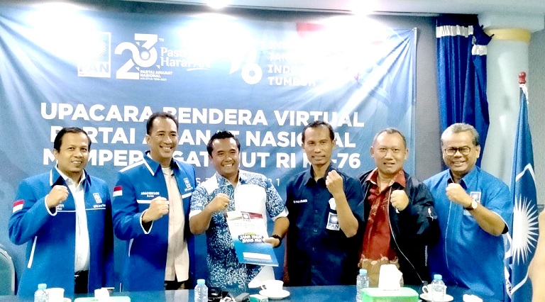 KOMPAK: Cak salam pose bersama sejumlah pengurus PAN seusai SK kepemimpinannya turun.
