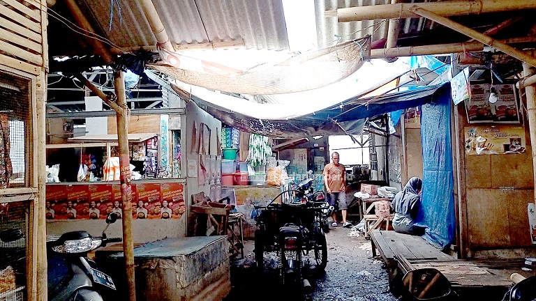 BELUM BERUBAH: Pemandangan pasar penampungan sementara yang berlokasi di Desa Tanggul Wetan, Kecamatan Tanggul.