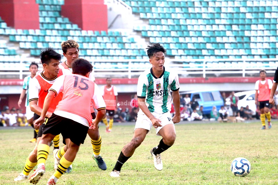 SIAP BERTANDING: Pemain Persid Jember saat melakoni laga persahabatan di Stadion JSG. Manajemen Persid Jember menjadwalkan laga uji coba rutin setiap minggu.