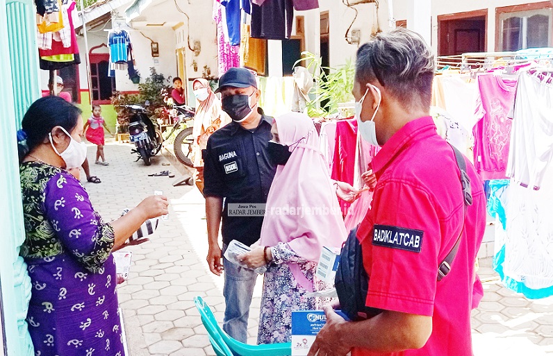 BLUSUKAN: Pengurus dan kader PDIP Jember membagikan paket sembako kepada sejumlah warga.