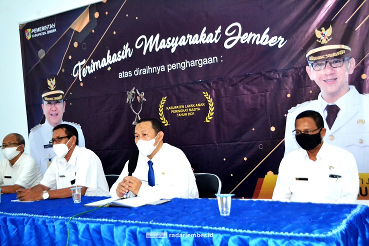 BANGUN BASIS LAYANAN: Kegiatan sosialisasi perlindungan anak di aula DP3AKB yang diikuti oleh perwakilan 31 kecamatan di Jember.