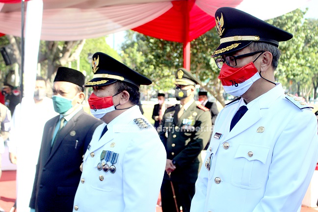 LANJUT: Penerapan pemberlakuan pembatasan kegiatan masyarakat (PPKM) resmi diperpanjang hingga 23 Agustus mendatang. Hal tersebut disampaikan Bupati Jember Hendy Siswanto seusai menggelar upacara bendera di Alun-Alun Jember, kemarin (17/8).