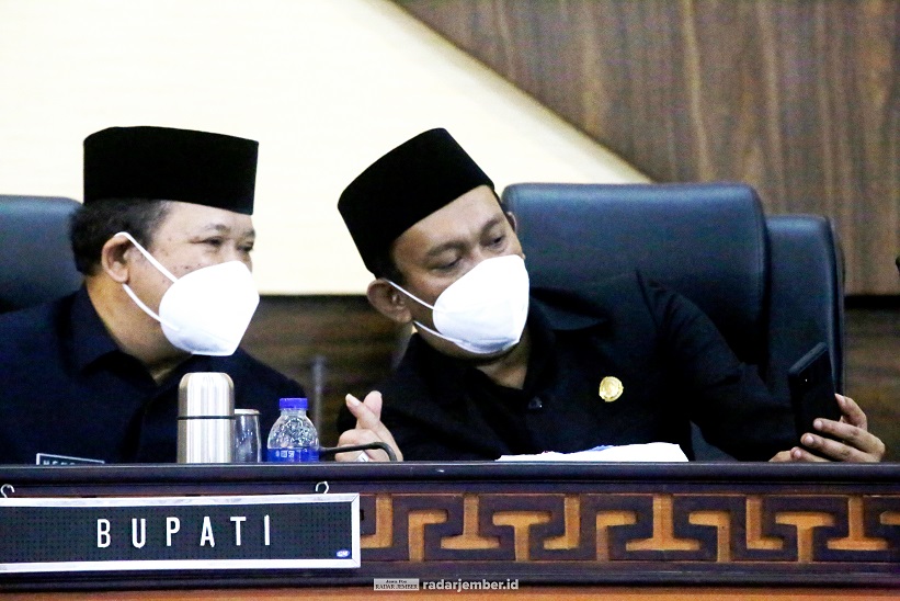 CEKREK: Bupati Jember Hendy Siswanto bersama Ketua DPRD Jember M Itqon Syauqi menyempatkan swafoto bareng di sela-sela Paripurna Nota Pengantar Raperda RPJMD di gedung dewan, kemarin (30/8).