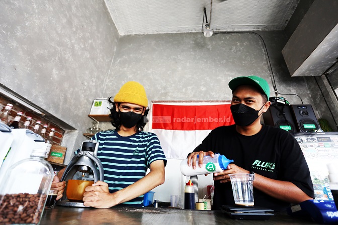 KARYA LOKAL: Hafezd dan Fikri meracik coconut white andalan Duasisi Coffespace di Jalan Bengawan Solo, Kelurahan/Kecamatan Sumbersari.