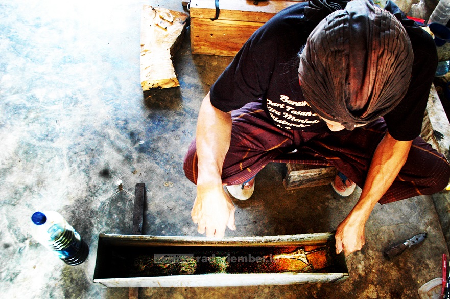 RITUAL TAHUNAN: Proses memandikan keris agar bersih dari karat. Ritual ini sebagai bagian dari melestarikan budaya.