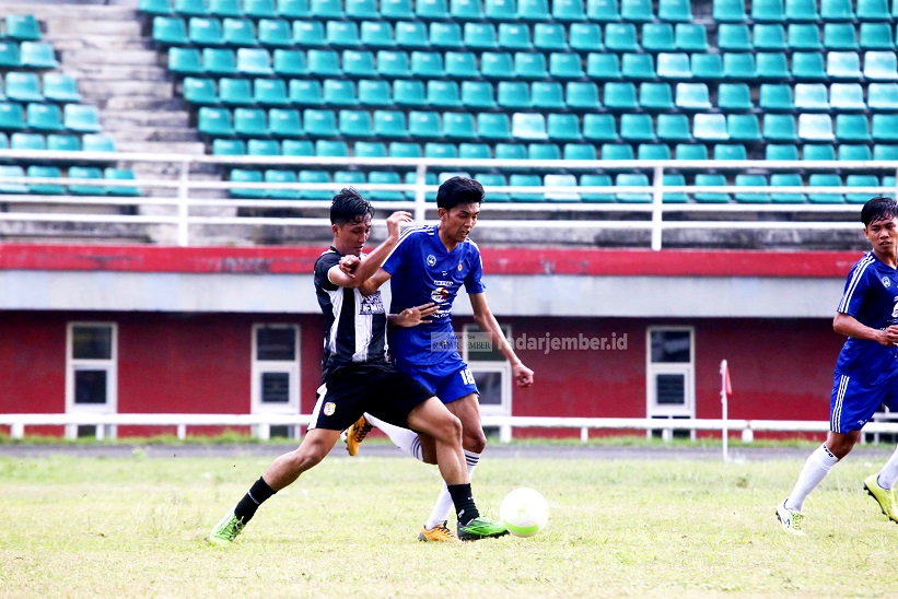 REBUT BOLA: Alvin, penyerang Persid yang baru didatangkan, mencoba mencuri bola saat menghadapi Putra Mumbulsari, pekan kemarin. Sore ini, Persid akan mencoba tim satu level, yaitu Persebo Muda Bondowoso di Stadion JSG.