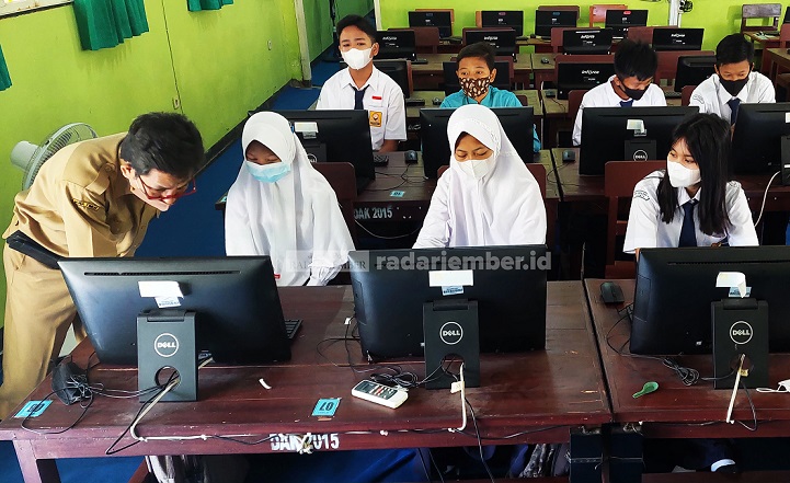 Siswa kelas VIII SMP Negeri 1 Mumbulsari saat mengikuti simulasi ANBK. Guru mendampingi siswa dalam simulasi itu, karena ada beberapa di antara mereka yang belum familier mengoperasikan komputer.