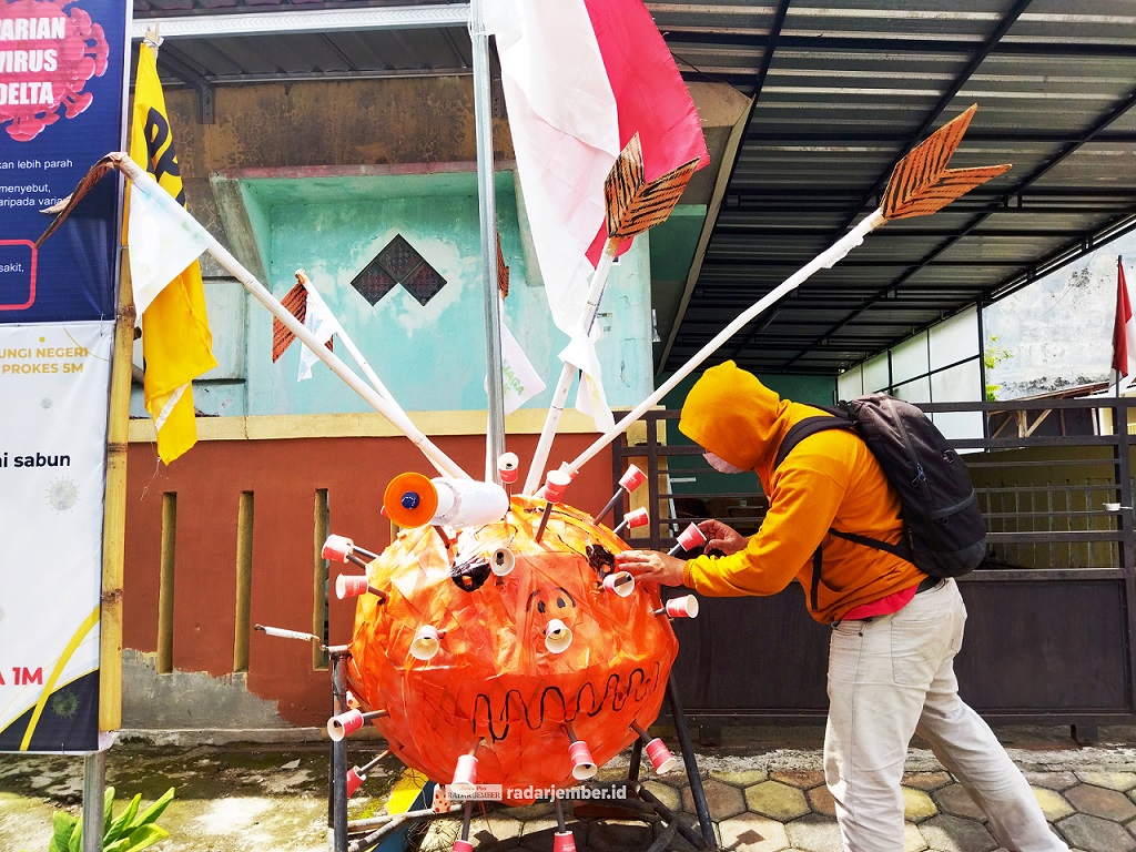 KREATIF: Salah satu replika virus korona di Kelurahan Karangrejo, Kecamatan Sumbersari, terpajang hingga pekan ketiga Agustus. Warga sekitar membuat replika tersebut agar masyarakat di lingkungan mereka patuh protokol kesehatan.