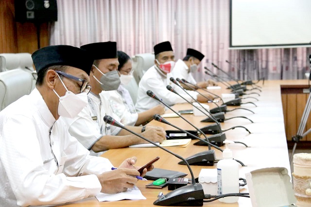PERCEPATAN: Suasana rapat lanjutan persiapan pendistribusian bantuan sosial di Aula Pemkab Jember, kemarin (20/8) pagi, yang dipimpin Sekretaris Daerah (Sekda) Kabupaten Jember Mirfano.