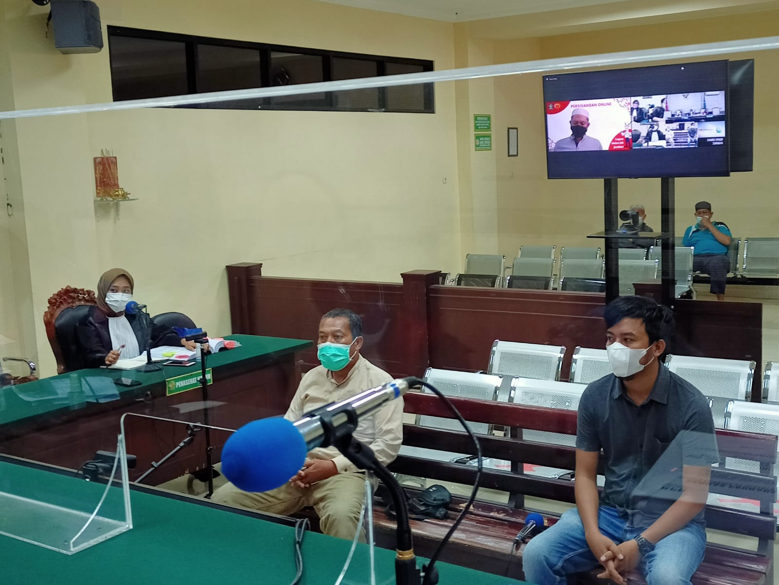 TAHAP LANJUT: Suasana sidang kasus Pasar Manggisan jilid dua yang digelar oleh Majelis Hakim Pengadilan Tipikor Surabaya, kemarin (18/8).