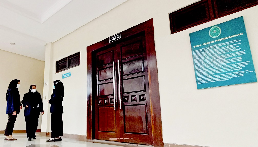 TERTUTUP: Sidang kasus pencabulan yang dilangsungkan tertutup di ruang Sidang Candra Pengadilan Negeri Jember, siang kemarin.