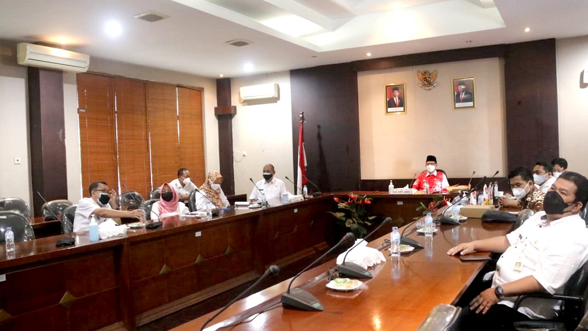 FOKUS: Wakil Bupati Jember MB Firjaun Barlaman saat melakukan rapat koordinasi yang dipimpin langsung Presiden Joko Widodo secara daring di Ruang Lobi Bupati, kemarin (25/8).