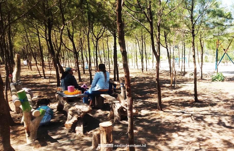 LENGANG: Pengunjung wisata Cemoro Sewu terlihat sepi akibat dampak perpanjangan PPKM.