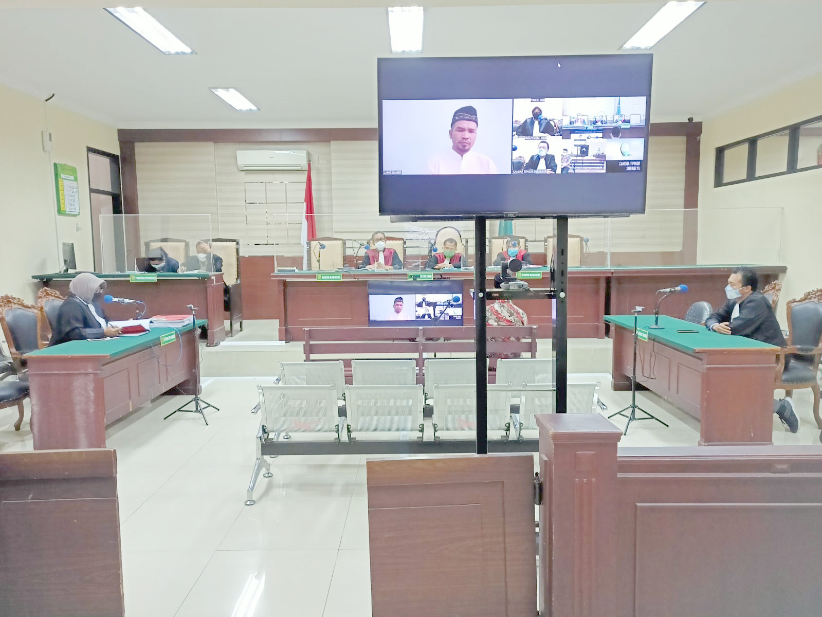 DIGELAR LAGI: Sidang kasus korupsi TKD Gambiran, Kecamatan Kalisat, yang kembali dilangsungkan di Pengadilan Tipikor Surabaya, kemarin (26/8).