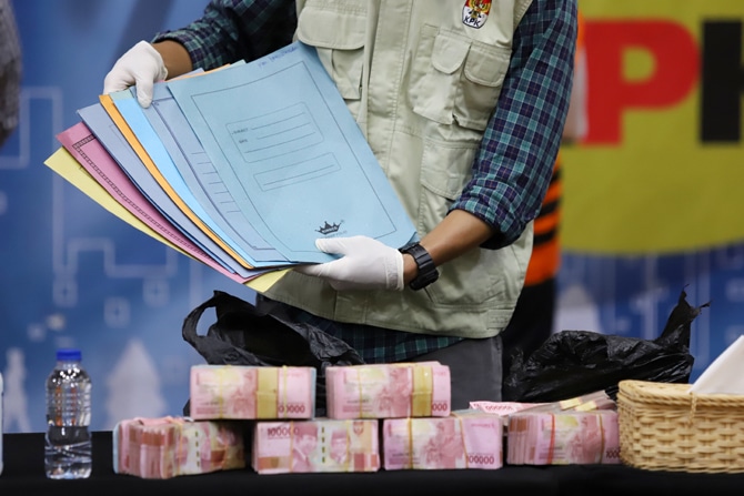 Wakil Ketua KPK Alexander Marwata dan barang bukti hasil dari OTT Bupati Probolinggo (Source: Dery Ridwansah/Jawapos.com)