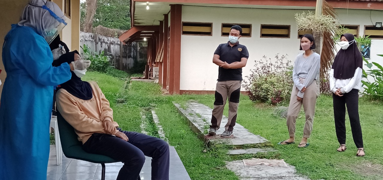 CEK KESEHATAN: Seluruh anggota Paskibraka harus mengikuti swab sebelum melaksanakan tugas mengibarkan bendera saat upacara peringatan HUT ke-76 Kemerdekaan RI.