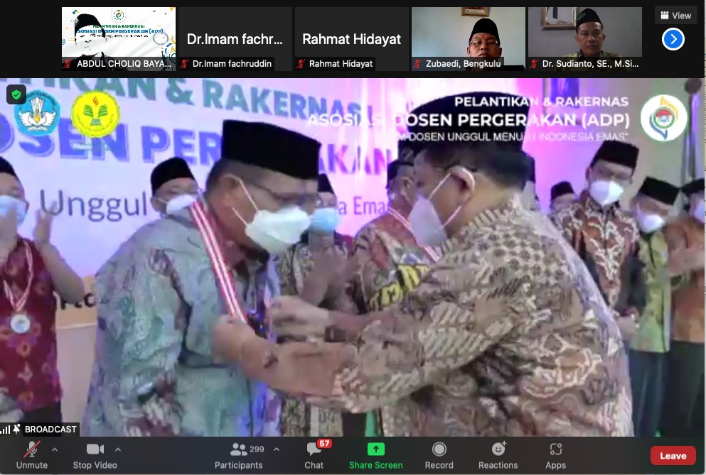 BERLANGSUNG LURING DAN DARING: Ketua Umum PB IKA-PMII Akhmad Muqowam melantik Pengurus Harian ADP di kampus Universitas Negeri Jakarta, Jumat (27/8). Pengurus yang lain mengikuti pelantikan secara daring via aplikasi zoom.