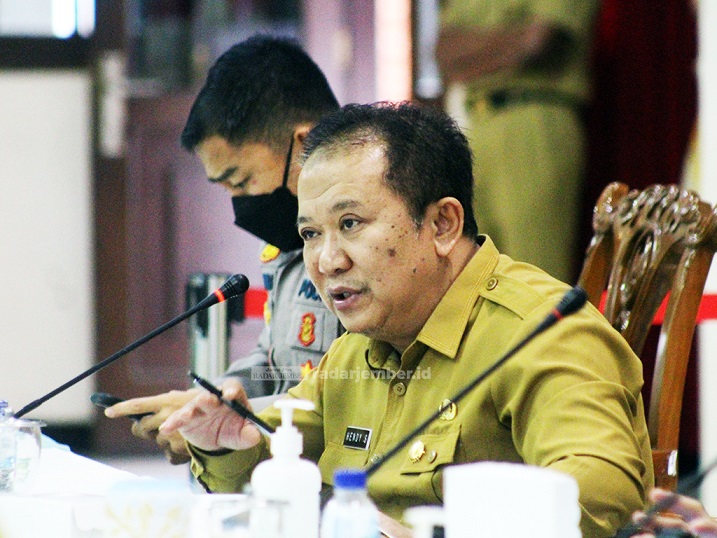TEGAS: Bupati Jember Hendy Siswanto saat menerangkan kepada jajarannya terkait berbagai upaya yang bakal dilakukan untuk menekan angka persebaran Covid-19 di Kabupaten Jember, belum lama ini, di Pendapa Wahyawibawagraha.