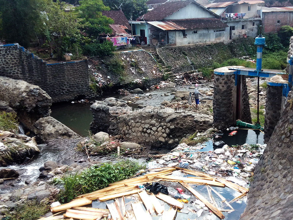 KERING DAN PENUH SAMPAH: Penampakan Sungai Kalijompo yang mulai mengering. Dalam kondisi tersebut, sungai ini masih bisa mengairi puluhan hektare sawah yang ada di bagian hilir Dam Sembah