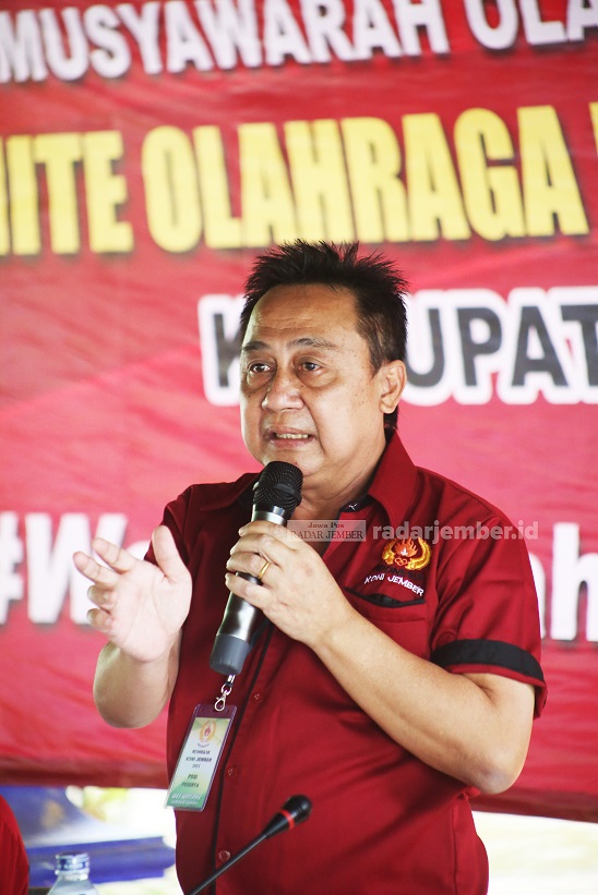 GENJOT KEGIATAN: Ketua KONI Jember Sutikno saat memberikan sambutan setelah terpilih di Musorkab KONI Jember, beberapa waktu lalu.