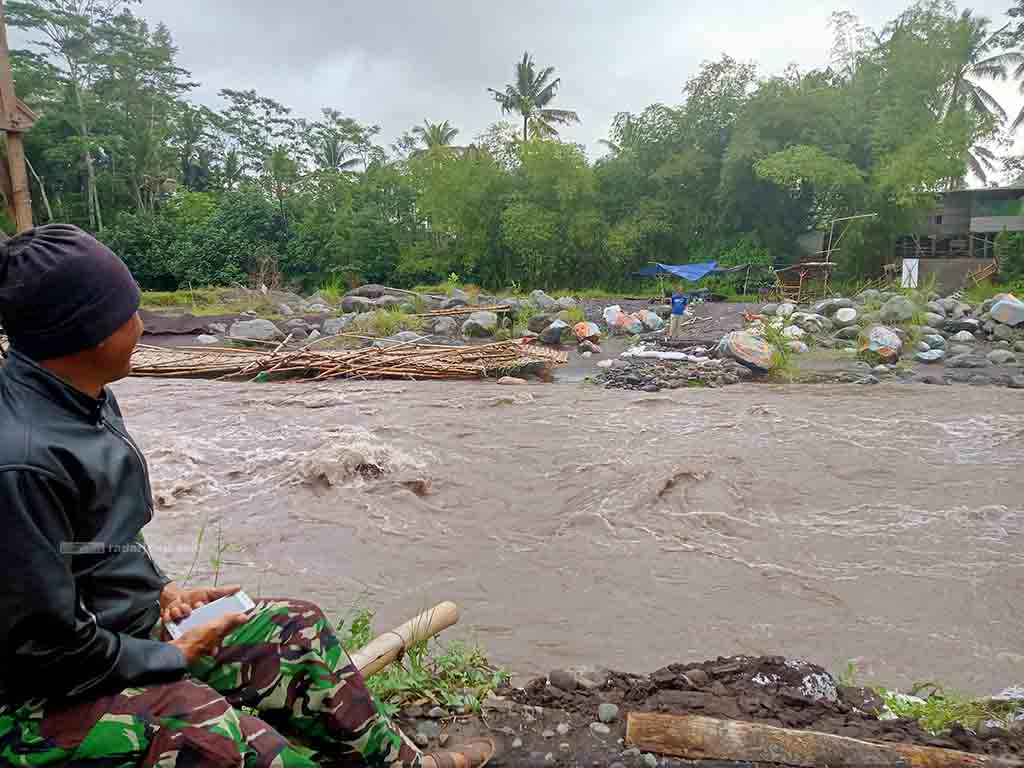 PUTUS: Jembatan darurat yang menghubungkan Desa Gesang, Kecamatan Tempeh, dengan Desa Sememu, Kecamatan Pasirian, kemarin terputus. Kini, warga yang melintas harus putar balik melewati akses lainnya.