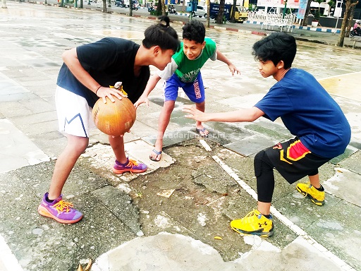 RUSAK: Sejumlah remaja tampak asyik bermain basket. Mereka harus pintar memilih bagian lapangan yang tidak licin dan rusak berat agar tak mengakibatkan cedera.