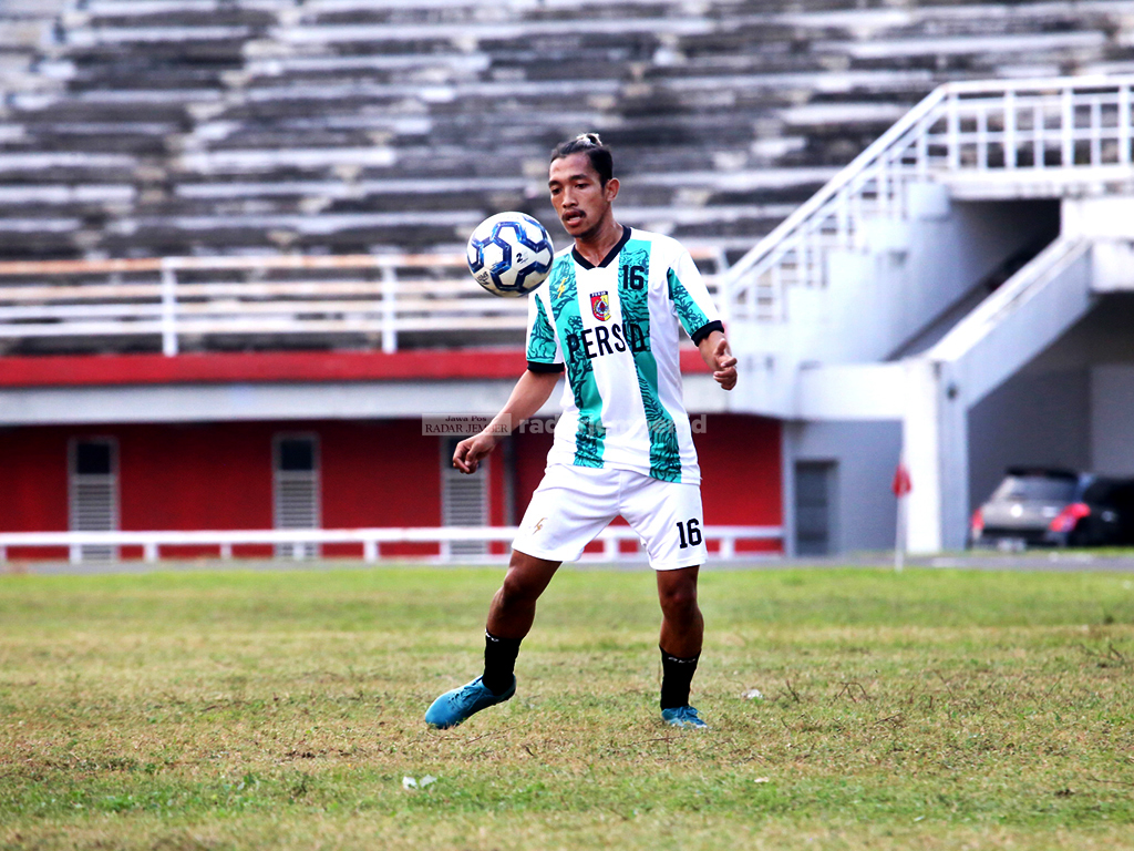 KOSTUM BARU: Jersey warna hijau putih yang dikenakan penggawa Persid Jember ternyata adalah kostum untuk latihan saja. Secara resmi, Persid belum merilis jersey karena menunggu kepastian kompetisi Liga III dari Asprov Jatim.