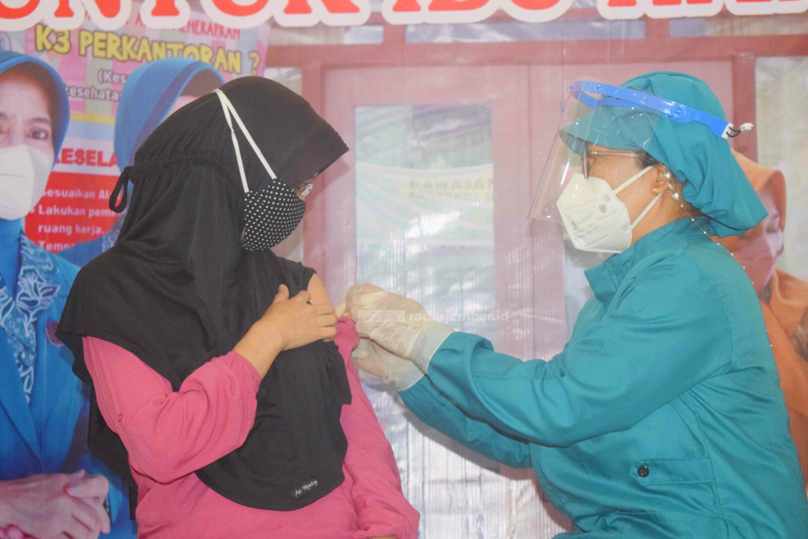 SUDAH BISA: Ketika mendapatkan vaksin dari tenaga kesehatan setempat.
