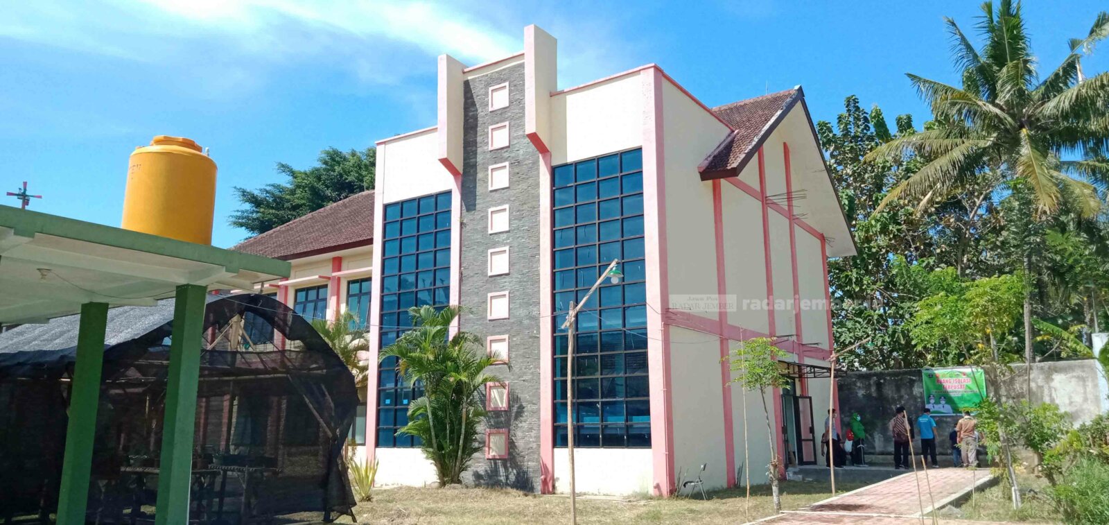DISIAPKAN: Sejumlah petugas Satgas Covid-19 Kabupaten ketika memeriksa tempat isolasi mandiri di eks RS Klinik Paru.