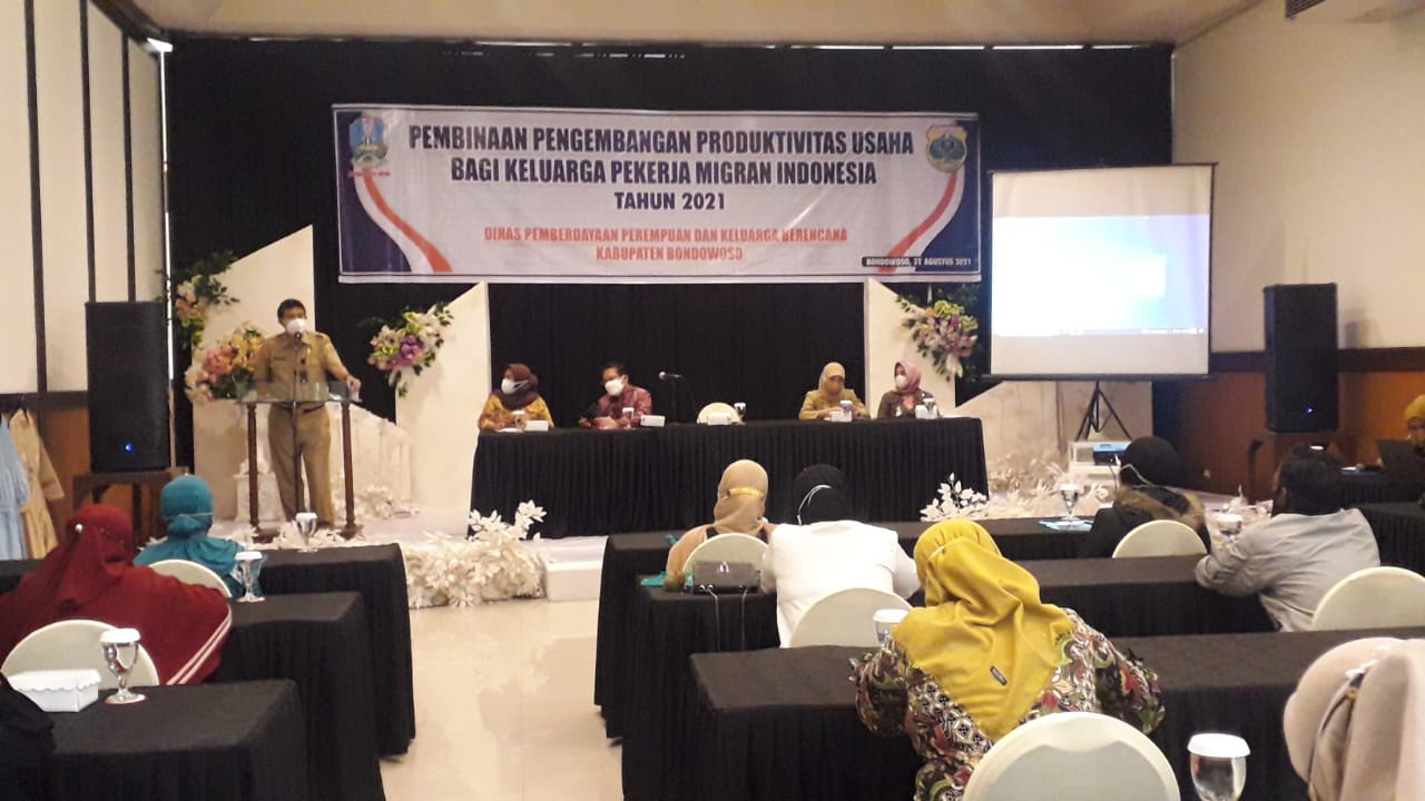 AGAR PRODUKTIF: Ratusan pekerja migran Indonesia (PMI) asal Bondowoso ketika mendapatkan pelatihan pengembangan produktif. Mereka dibekali pelatihan wirausaha.