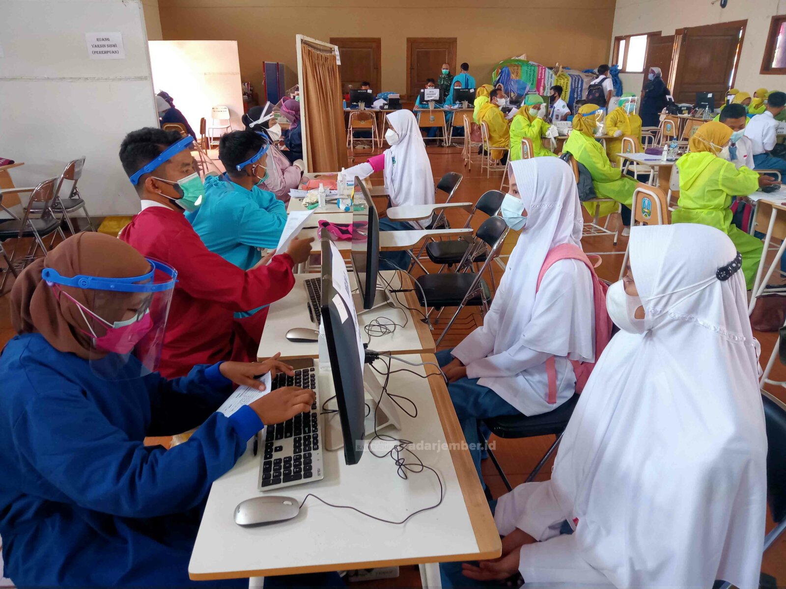 VAKSIN: Serbuan vaksin salah satu sekolah di Kecamatan Tempeh. Saat ini vaksinasi hanya menyasar murid SMA dan pesantren. Untuk murid SD dan SMP sangat jarang, makanya tidak jadi syarat PTM terbatas bertahap.