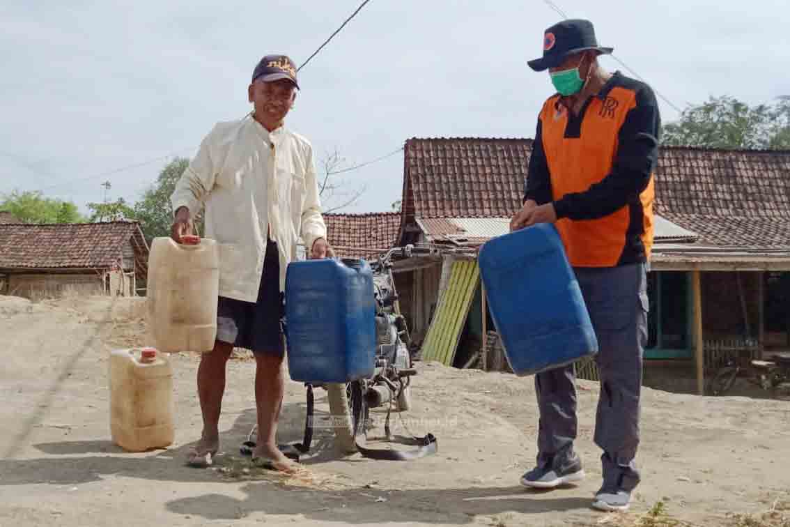 ANTISIPASI: Salah seorang warga ketika menunjukkan penyimpanan air bawah tanahnya. Penyimpanan itu dibuat sebagai penampung air saat hujan karena daerahnya sering mengalami kekeringan air.